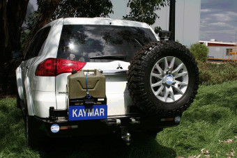 Выносной крепеж запасного колеса KAYMAR к заднему бамперу на правую сторону Mitsu Pajero Sport 10+  K8150R - Фото 0